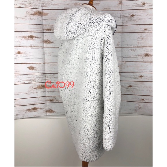 New Victoria's Secret VS Pink Sherpa Reversible Cardigan M/L - Picture 3 of 7